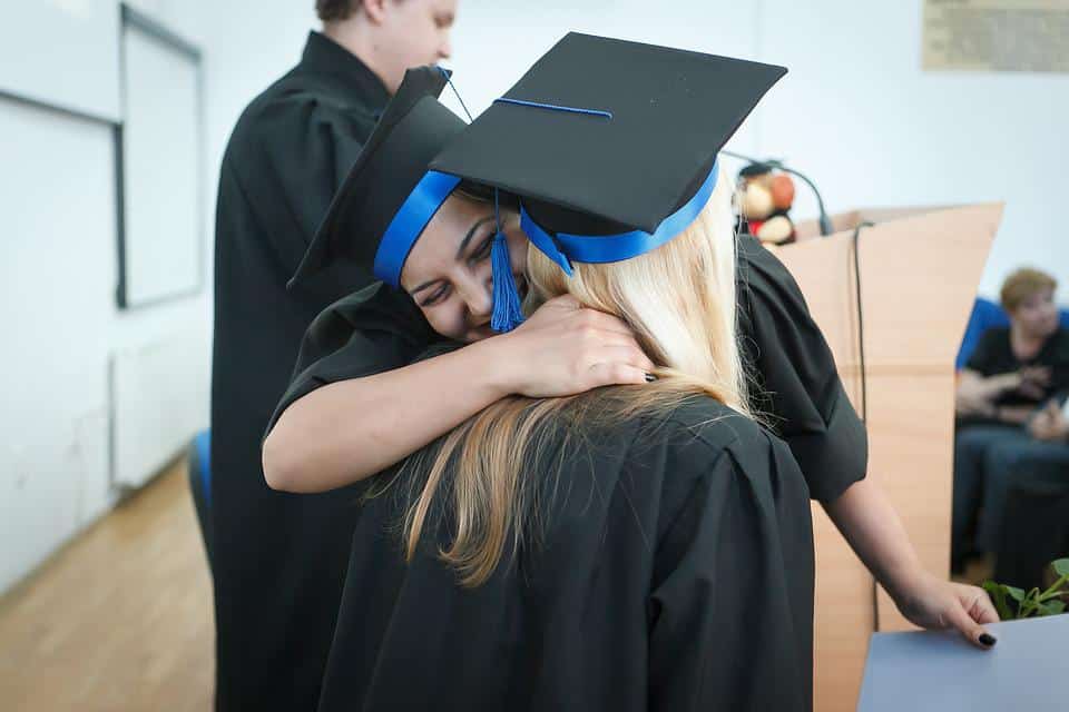 A pesar de esto, hay sectores e industrias muy prometedoras que han continuado progresando dando oportunidad a recién egresados universitarios y cuales son los 10 trabajos más solicitados a recién egresados.